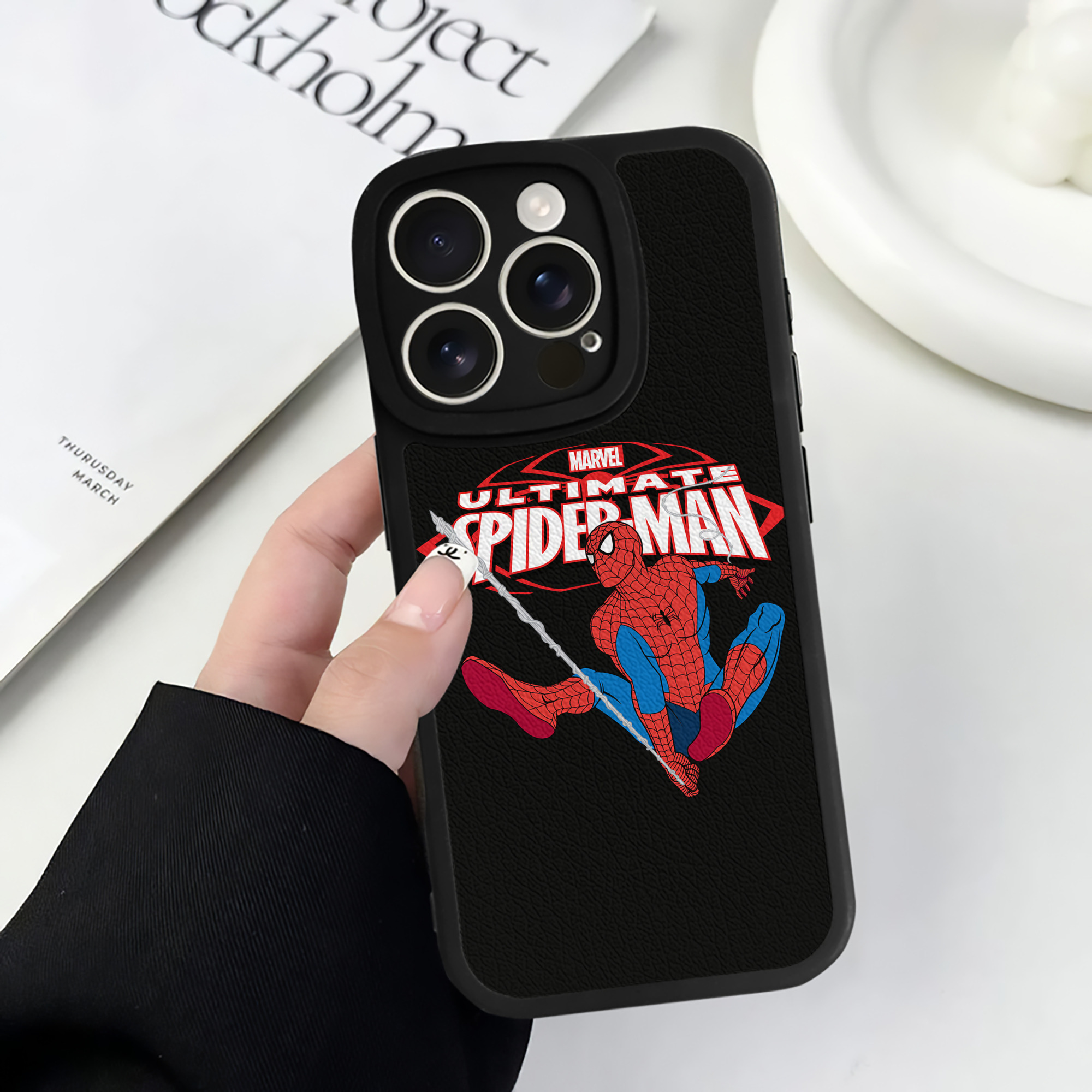 Spider Man スパイダーマン 【iPhone 16シリーズ対応】シリコンスマホケース（レザー調） 材質：シリコン